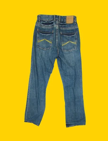 Casual jeans på gul bakgrund — Stockfoto