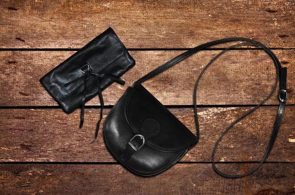 Bolsas femeninas pequeñas en la mesa — Foto de Stock