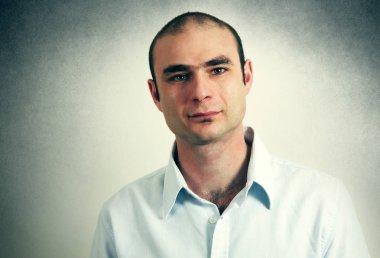 Beyaz Casual adam portresi