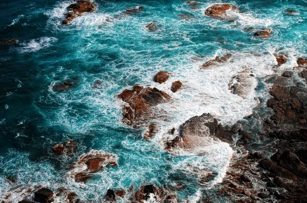 Okyanus kıyısında taşlarla — Stok fotoğraf