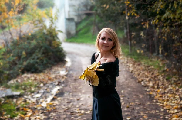 Bella donna bionda nel parco autunnale — Foto Stock