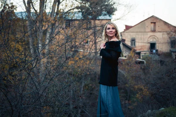 Hermosa mujer rubia en el parque de otoño — Foto de Stock