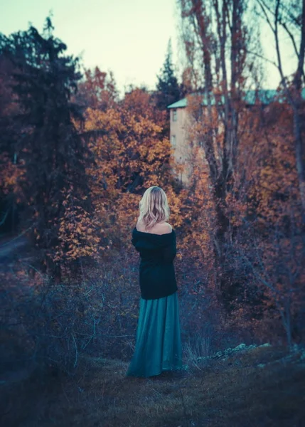 Beautiful blond woman in autumn park — Stock Photo, Image