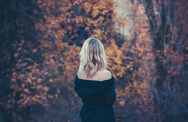Beautiful blond woman in autumn park — Stock Photo, Image