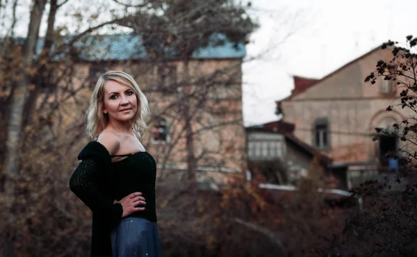 Beautiful blond woman in autumn park — Stock Photo, Image