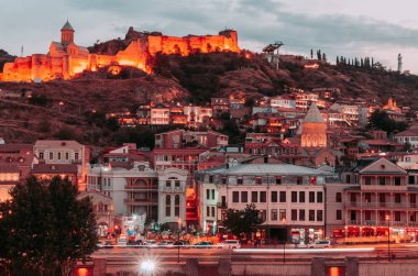 Tbilisi güzel manzarasına akşam. Gürcistan
