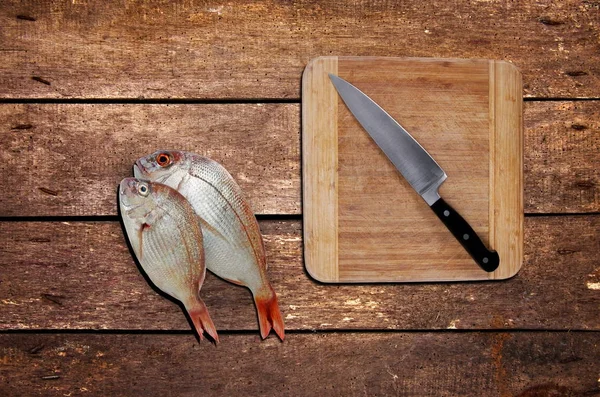 Fisch auf dem Tisch — Stockfoto