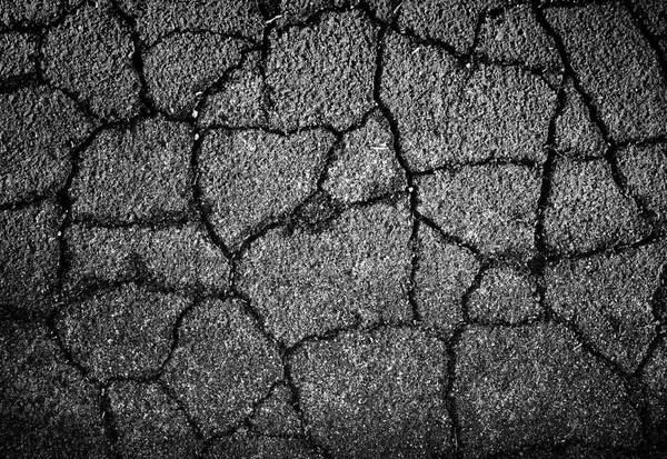 Темна стіна з тріщинами, посуха — стокове фото