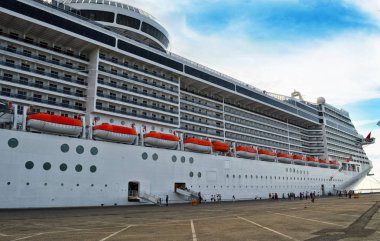 Büyük yolcu gemisi liman