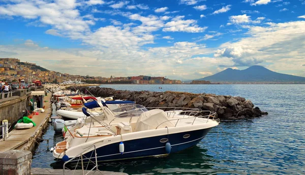 Vista em barcos na marina — Fotografia de Stock