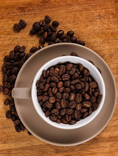Granos de café sobre la mesa — Foto de Stock