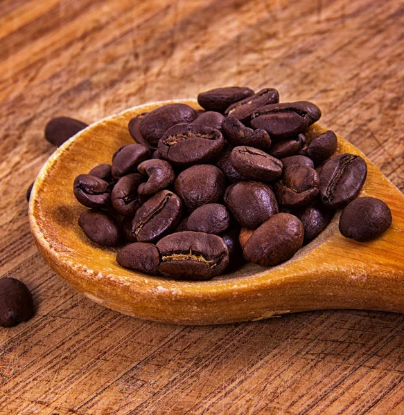 Кофе зерна на столе — стоковое фото