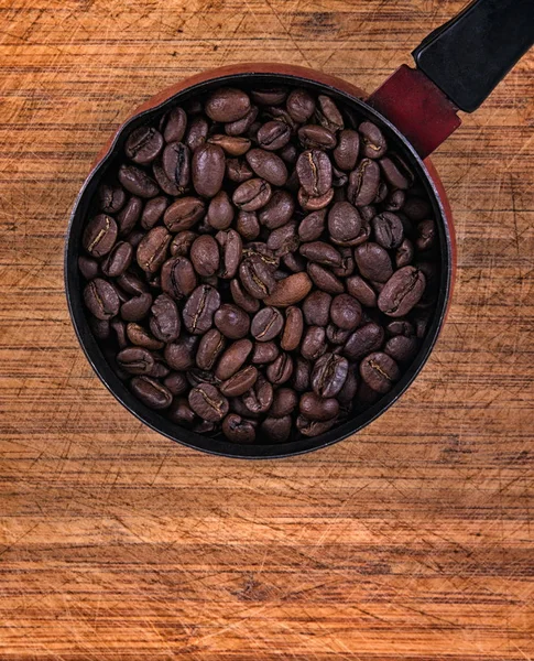 Kaffeekörner auf dem Tisch — Stockfoto