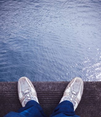 Kenarında duran adam