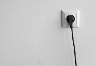Ev elektrik prizi duvarında