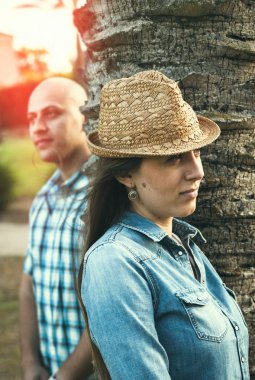 mutlu çift güneş ışığı altında