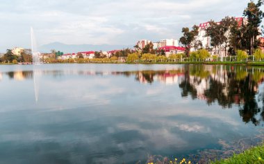 Göl ve Batum şehrinde Parkı. Gürcistan