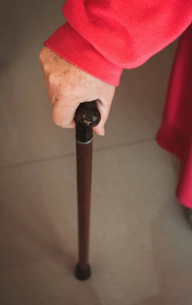 Палка в руке пожилой женщины — стоковое фото