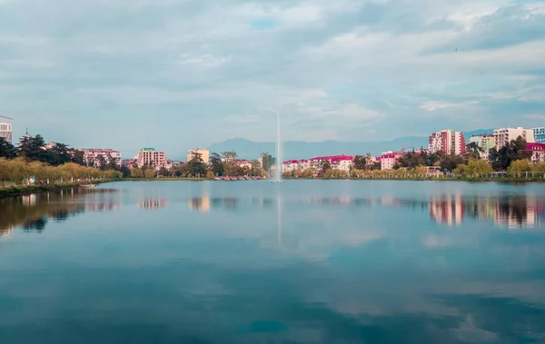 Lago e parco nella città di Batumi.Georgia — Foto Stock