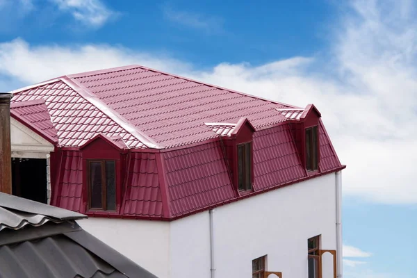Детали крыши дома на небесах — стоковое фото