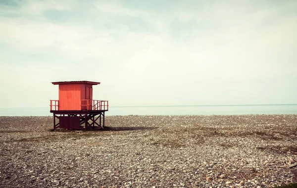 Lebensretter boxen abends am Strand — Stockfoto