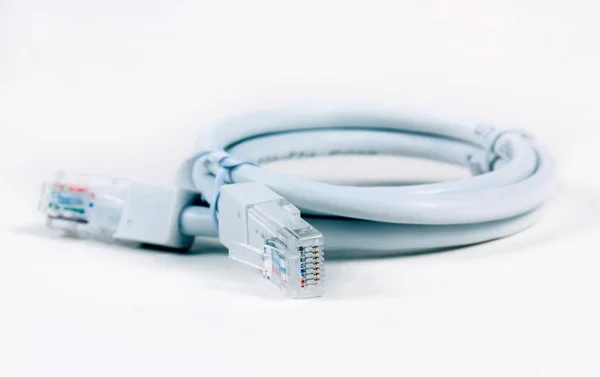 Câbles Internet gros plan sur blanc — Photo