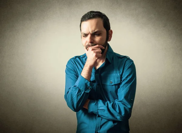 Retrato del hombre barbudo pensando — Foto de Stock