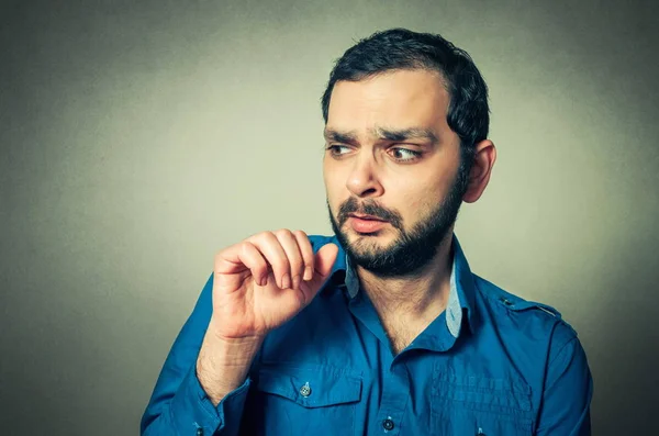 Retrato do homem barbudo chocado — Fotografia de Stock