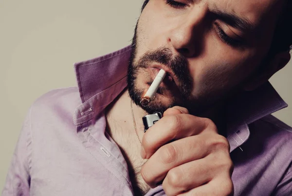 Homem barbudo com o cigarro — Fotografia de Stock