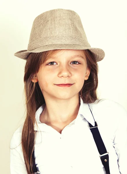 Menina bonita no chapéu — Fotografia de Stock