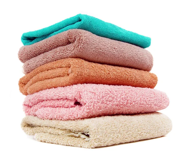 Stapeln der Handtücher zu Hause auf weiß — Stockfoto