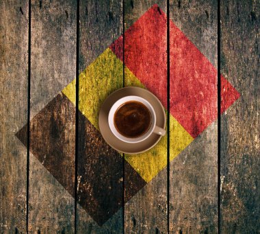 Bayrağı olan bir fincan kahve.