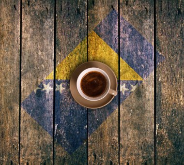 Bayrağı olan bir fincan kahve.