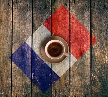 Bayrağı olan bir fincan kahve.