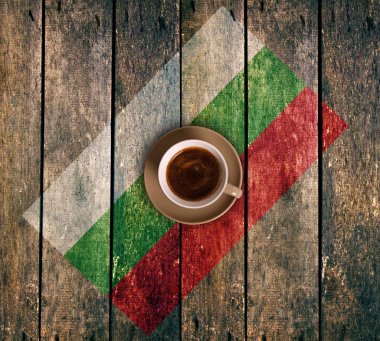 Bayrağı olan bir fincan kahve.