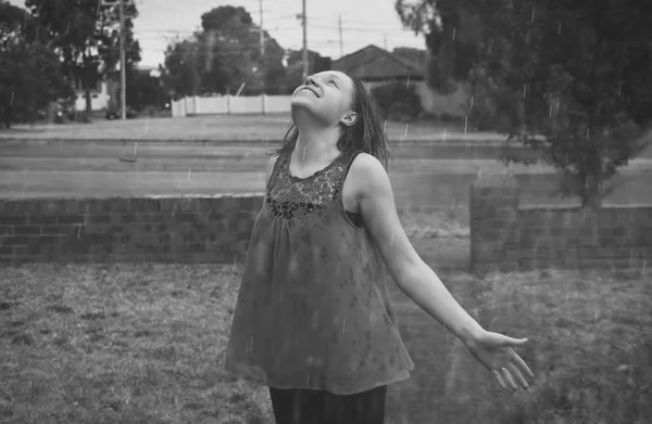 Femme debout sous la pluie — Photo