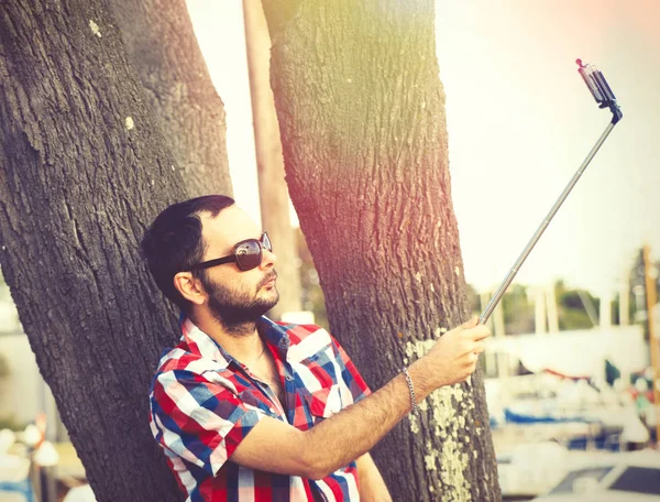 Hombre con barba tomando foto selfie —  Fotos de Stock