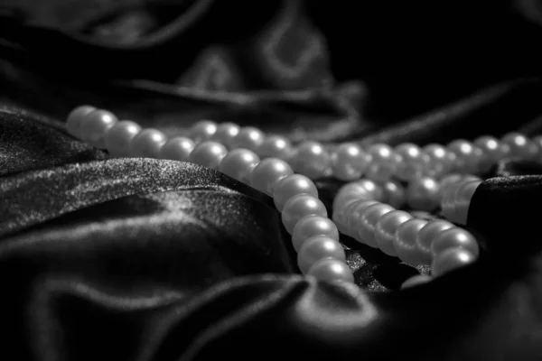 Perlas de primer plano en la seda — Foto de Stock
