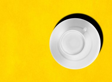 Sarı arka planda fincan