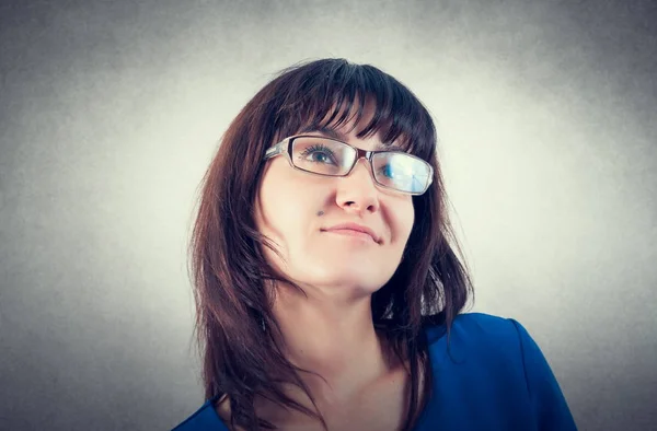 Casual pretty brunette girl closeup — Stock Photo, Image