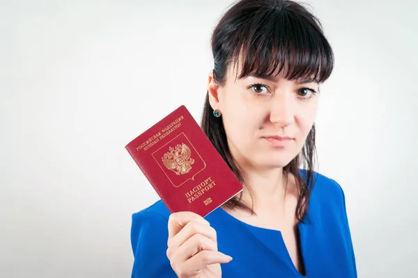 Российский паспорт в руке женщины — стоковое фото