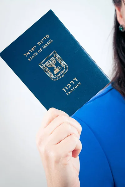 Паспорт гражданина Израиля в руке женщины — стоковое фото