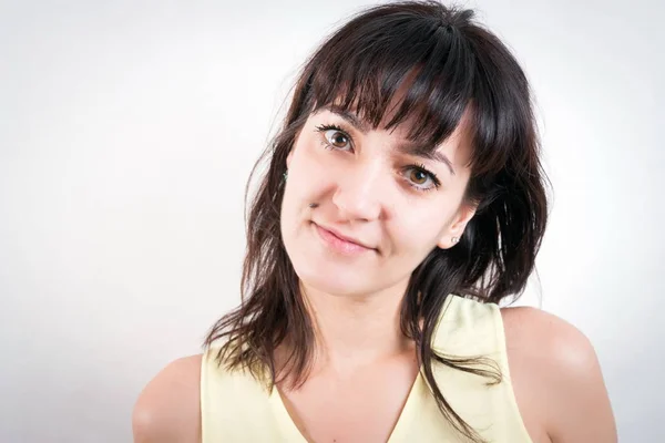 Casual pretty brunette girl closeup — Stock Photo, Image