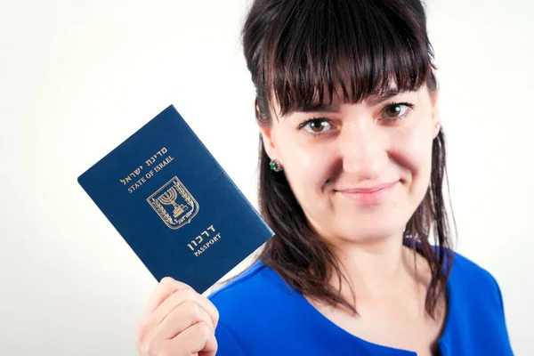 Izrael útlevele egy nő kezében — Stock Fotó