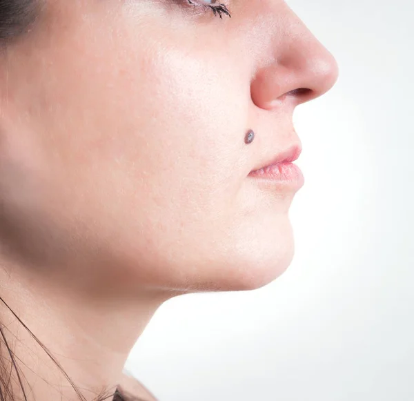 Krtek na tváři ženy — Stock fotografie