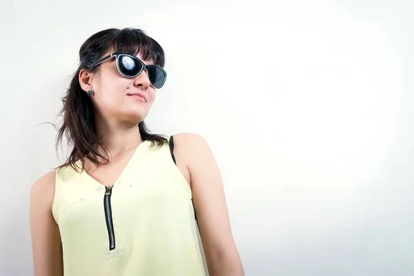 Casual pretty brunette girl closeup — Stock Photo, Image