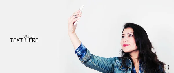 Menina fazendo selfie com o espaço de cópia — Fotografia de Stock
