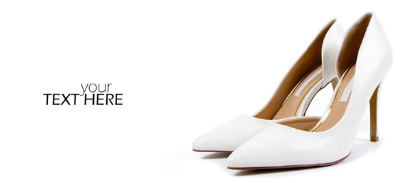 Beyaz ayakkabılı zarif kadın ayakkabıları. — Stok fotoğraf