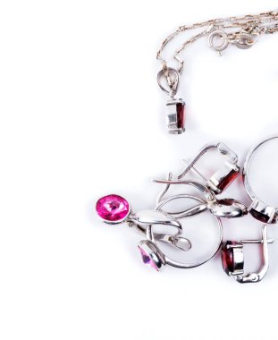 Beyaz yakut taşlı mücevherler.