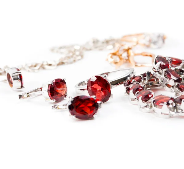 Bracelet avec les pierres rubis sur le blanc — Photo